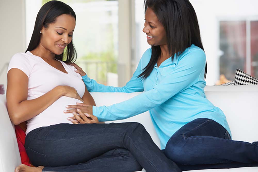 ladies-talking-about-pregnancy Ladies discussing pregnancy
